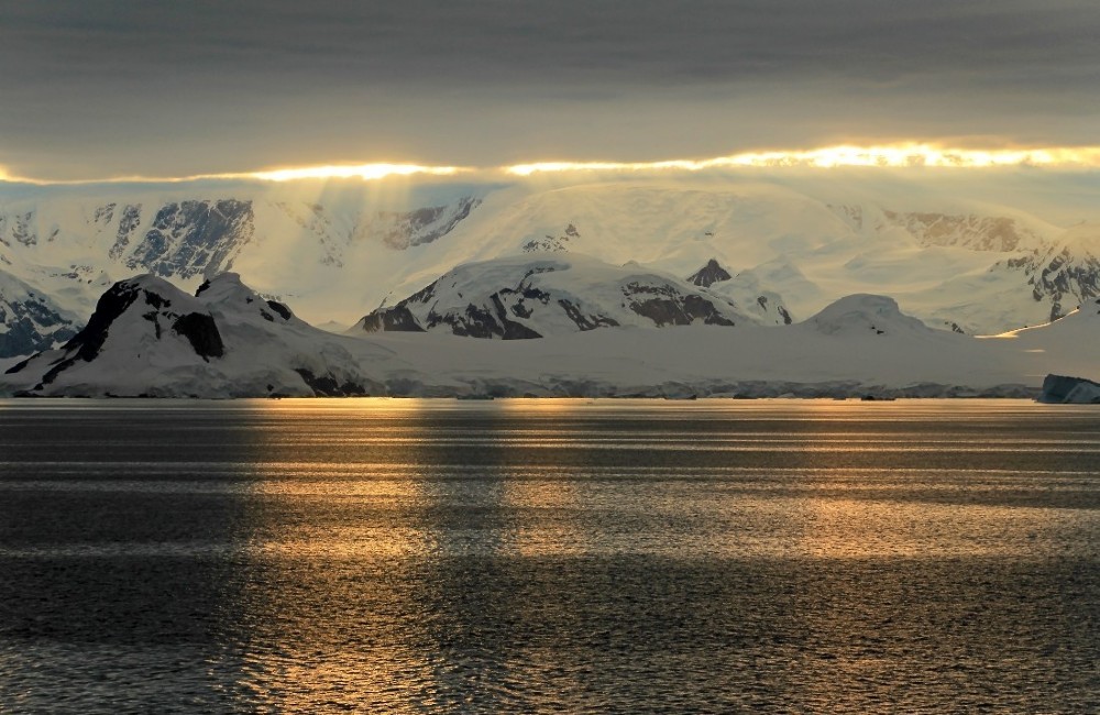  Antarctic Explorer Tour 