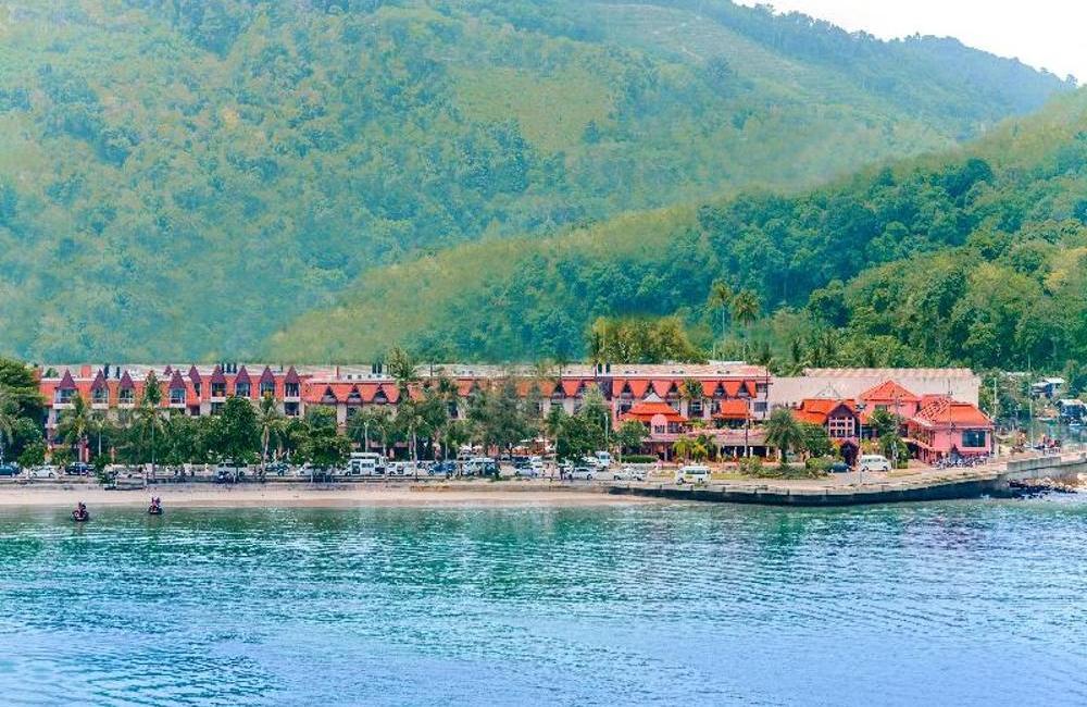  Sunny escape to Phuket island in Thailand 