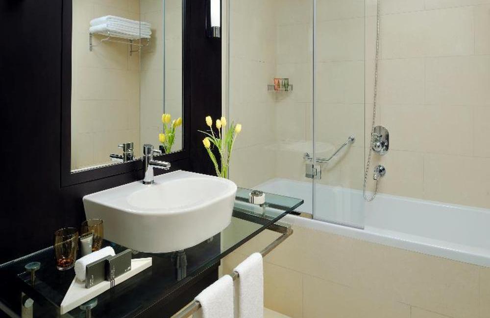  Dubai- 5* Mövenpick Jumeirah Lakes Towers 