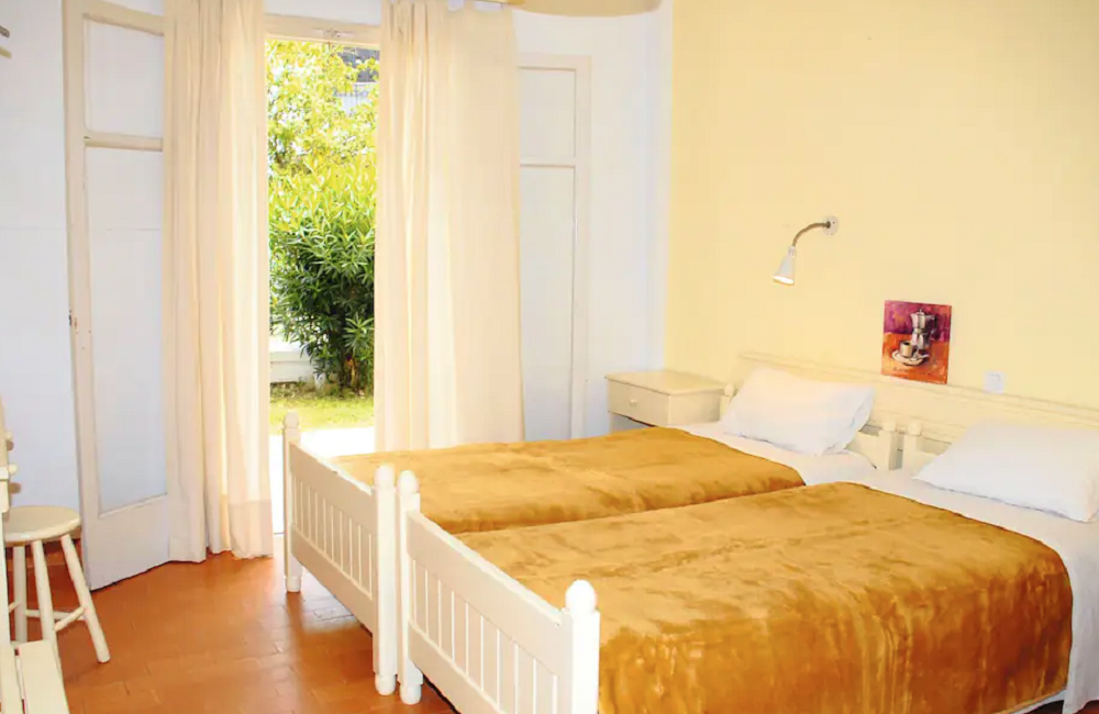  Corfu- 2* Party Holiday 