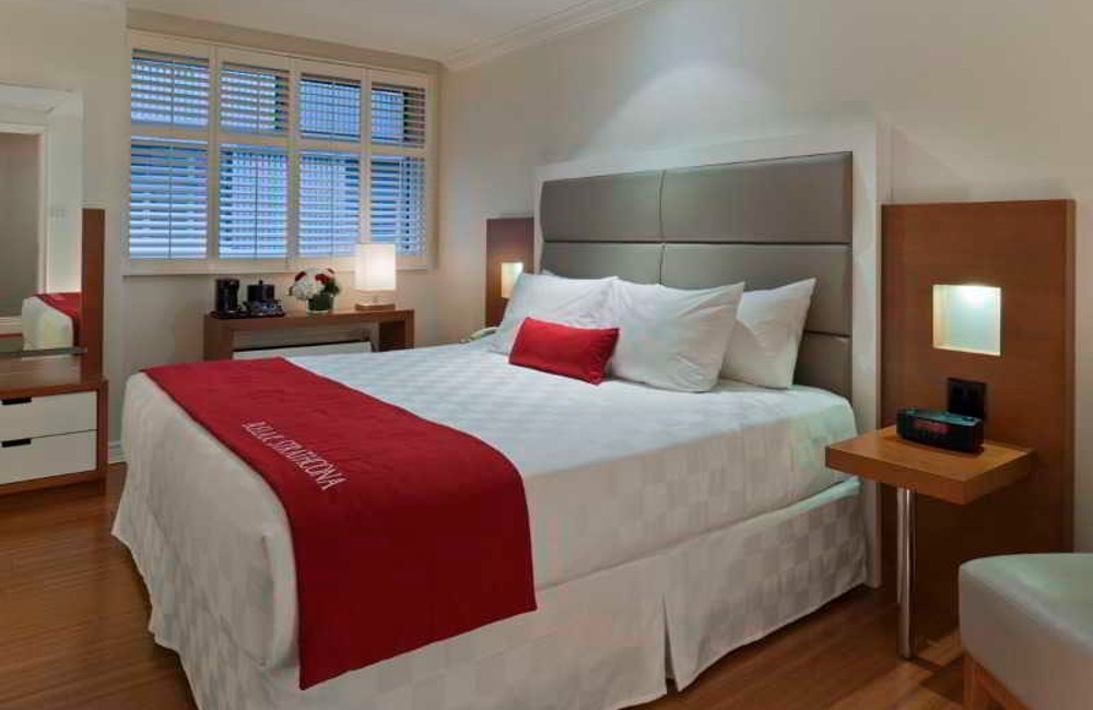  Toronto- 3* Strathcona Hotel 