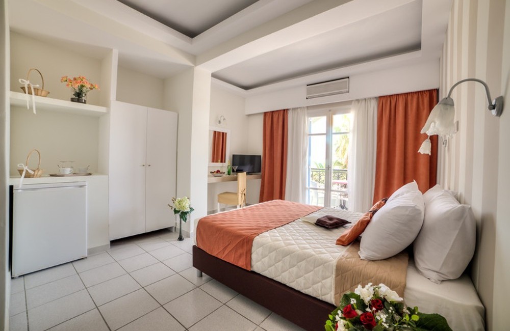  Santorini, Greece- 3* Villa Olympia 