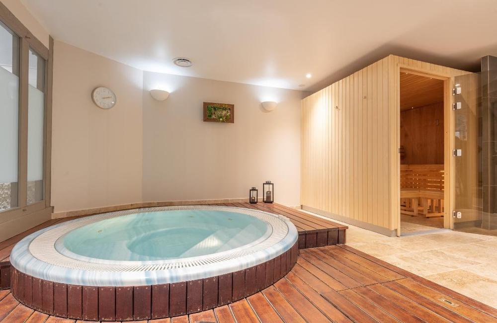  France: Château des Vigiers Luxury Spa & Golf Holiday 